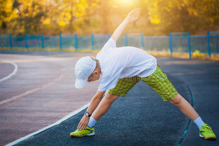 一位年轻女 一位年轻女